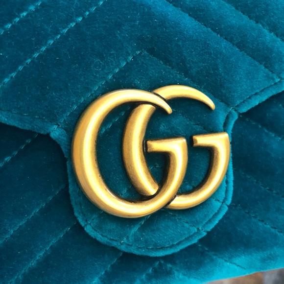 Authentic Gucci Velvet Crossbody Bag with Gold Chain - Picture 5 of 8